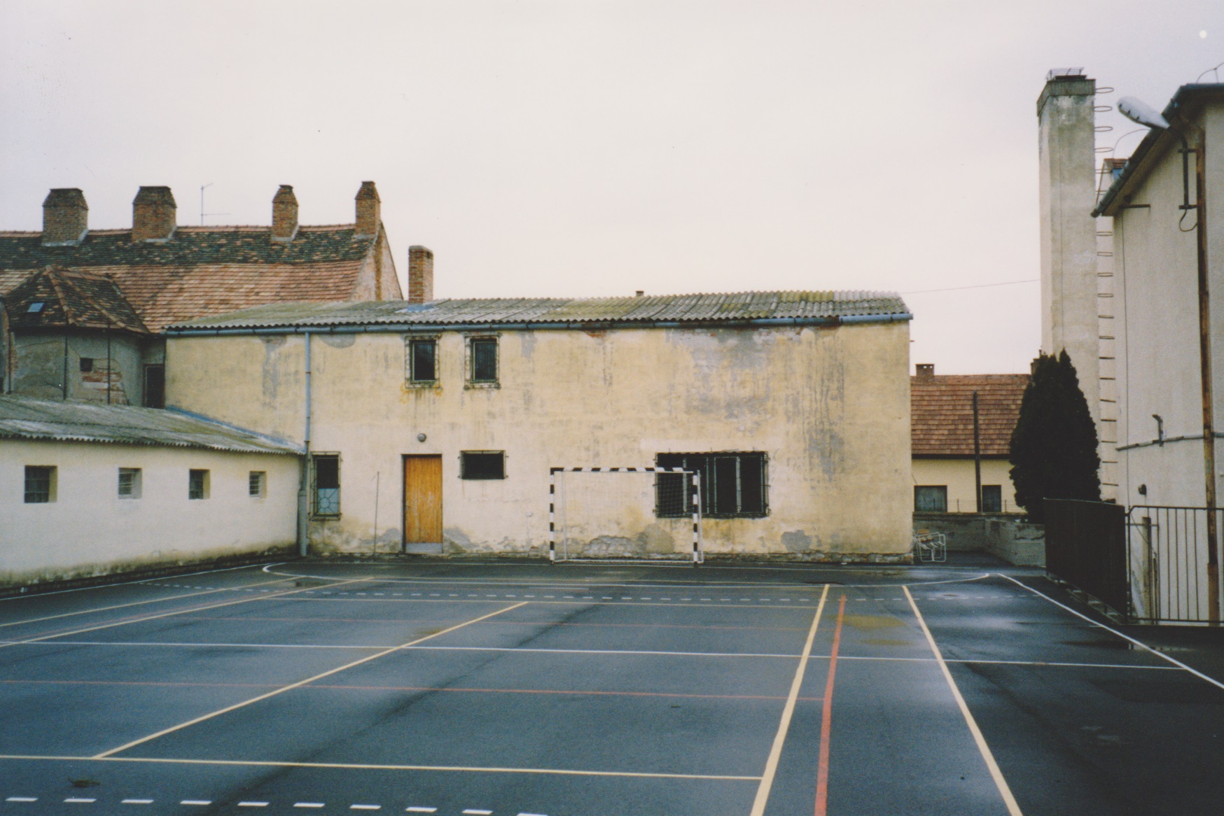 Régi klub - sportpálya felől